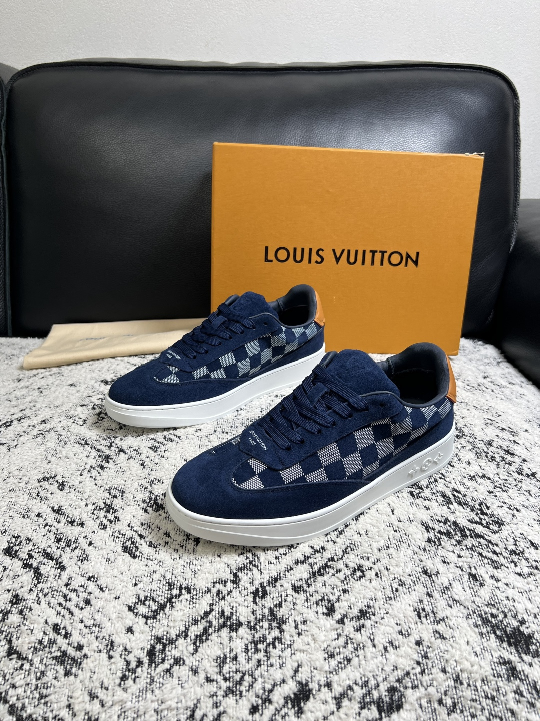 Lv  高品质  顶级工艺品  路易威登，专柜同步原厂配置，鞋面意大利进口，高品质拼接缤纷色彩复杂工艺品，进口牛皮里垫柔