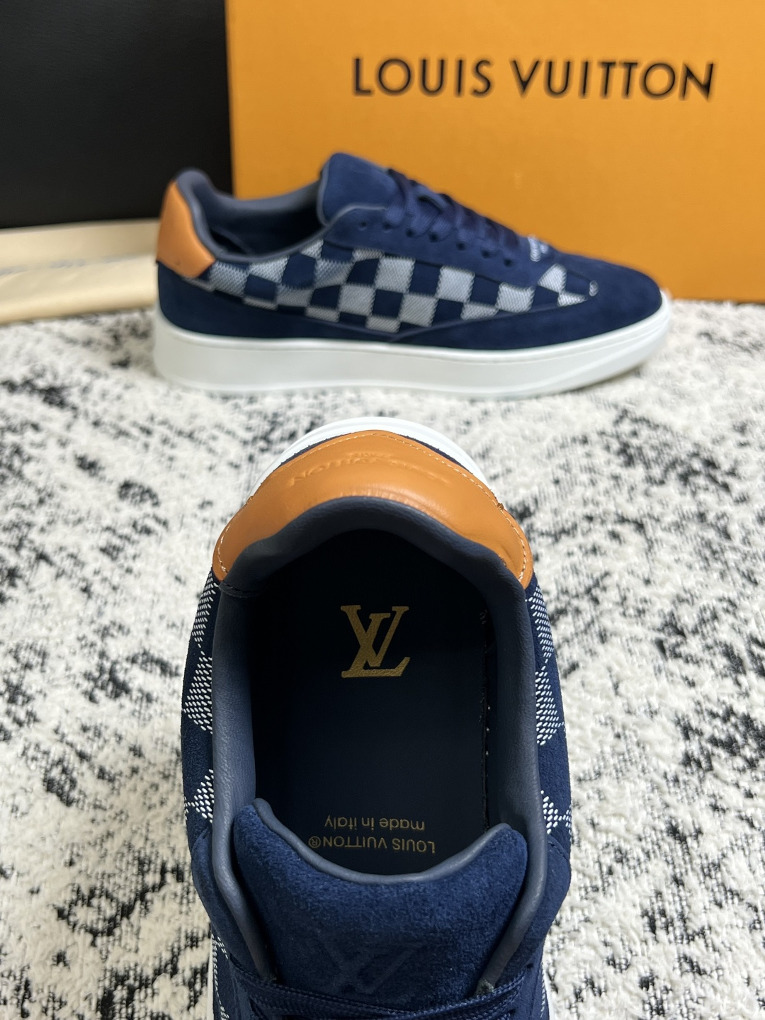 Lv  高品质  顶级工艺品  路易威登，专柜同步原厂配置，鞋面意大利进口，高品质拼接缤纷色彩复杂工艺品，进口牛皮里垫柔