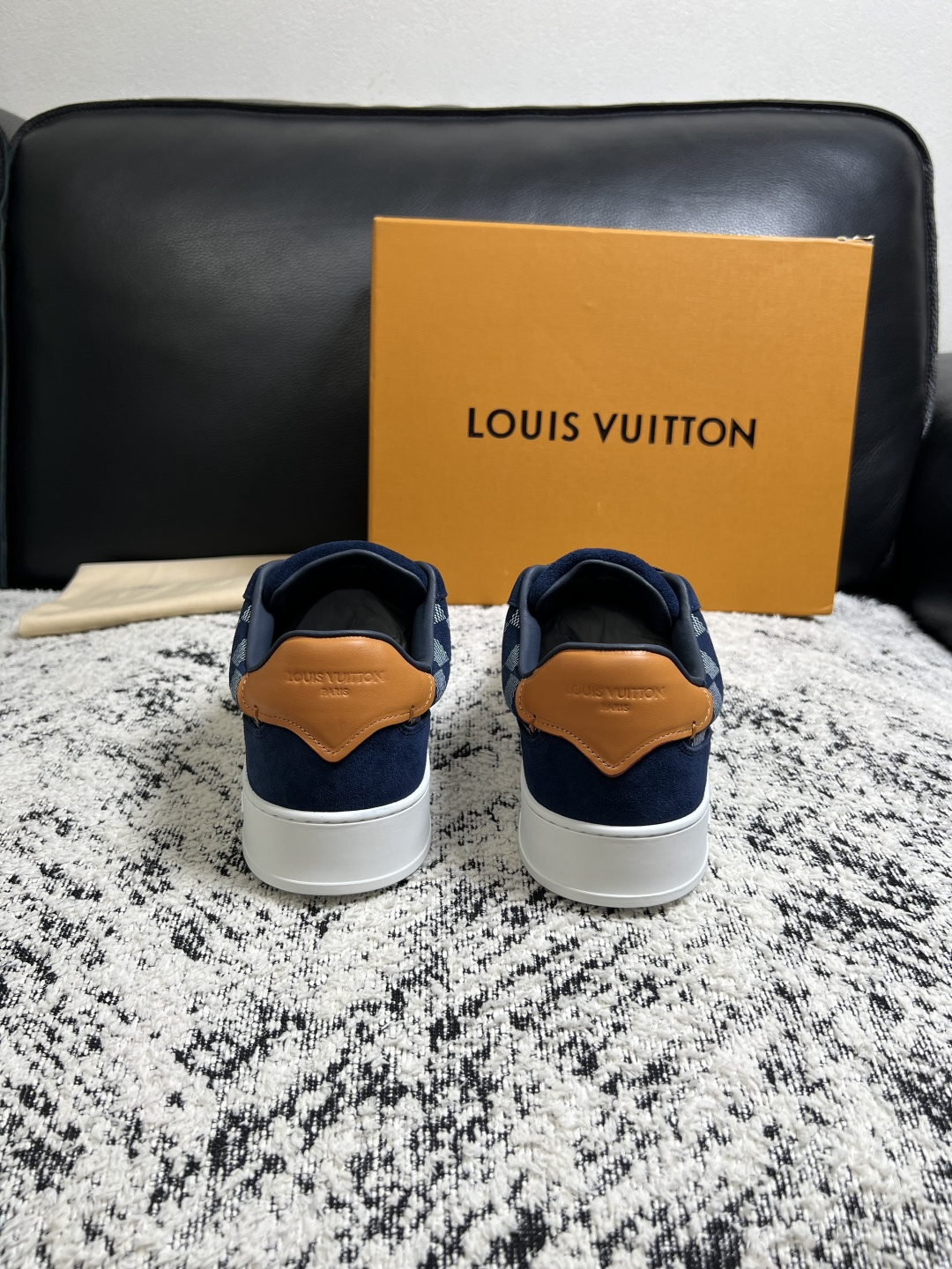 Lv  高品质  顶级工艺品  路易威登，专柜同步原厂配置，鞋面意大利进口，高品质拼接缤纷色彩复杂工艺品，进口牛皮里垫柔