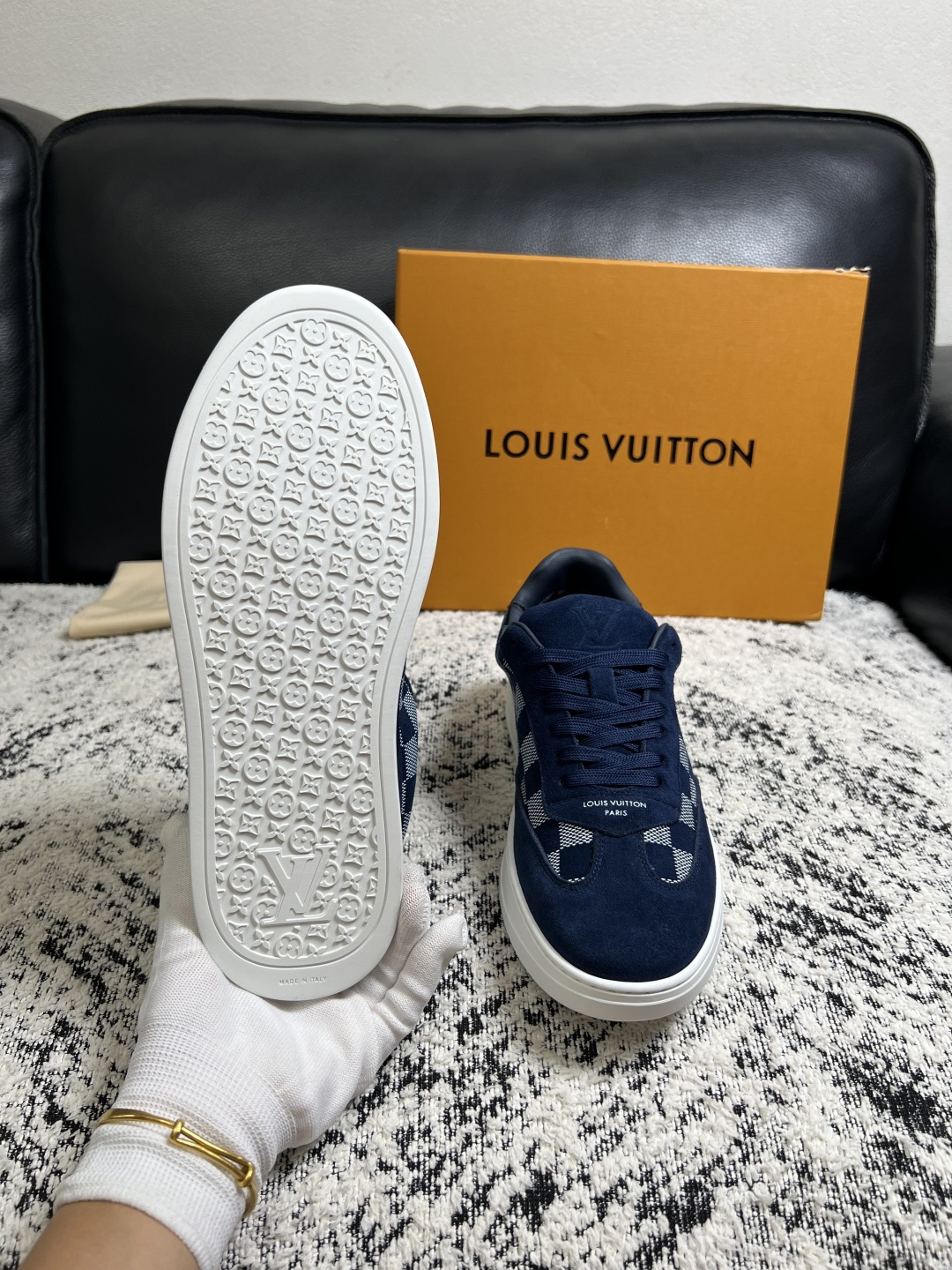 Lv  高品质  顶级工艺品  路易威登，专柜同步原厂配置，鞋面意大利进口，高品质拼接缤纷色彩复杂工艺品，进口牛皮里垫柔