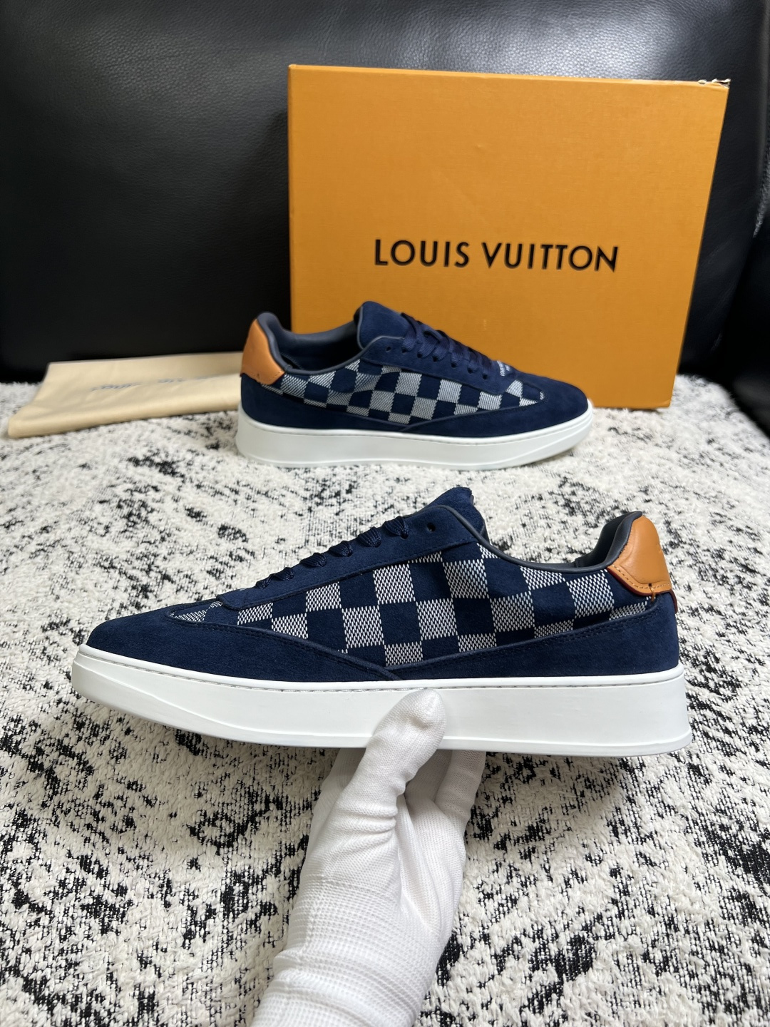 Lv  高品质  顶级工艺品  路易威登，专柜同步原厂配置，鞋面意大利进口，高品质拼接缤纷色彩复杂工艺品，进口牛皮里垫柔