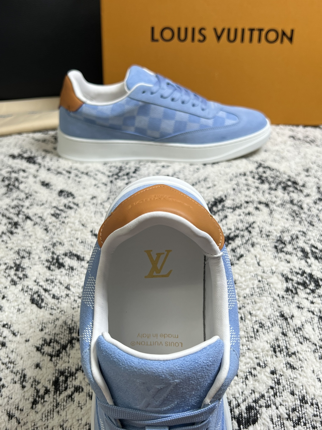 Lv  高品质  顶级工艺品  路易威登，专柜同步原厂配置，鞋面意大利进口，高品质拼接缤纷色彩复杂工艺品，进口牛皮里垫柔