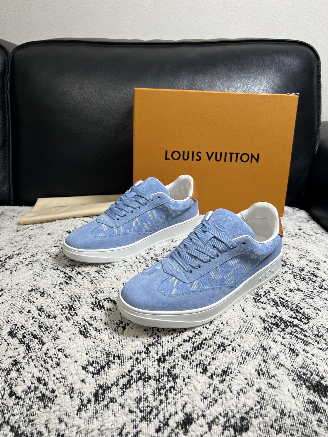 Lv  高品质  顶级工艺品  路易威登，专柜同步原厂配置，鞋面意大利进口，高品质拼接缤纷色彩复杂工艺品，进口牛皮里垫柔
