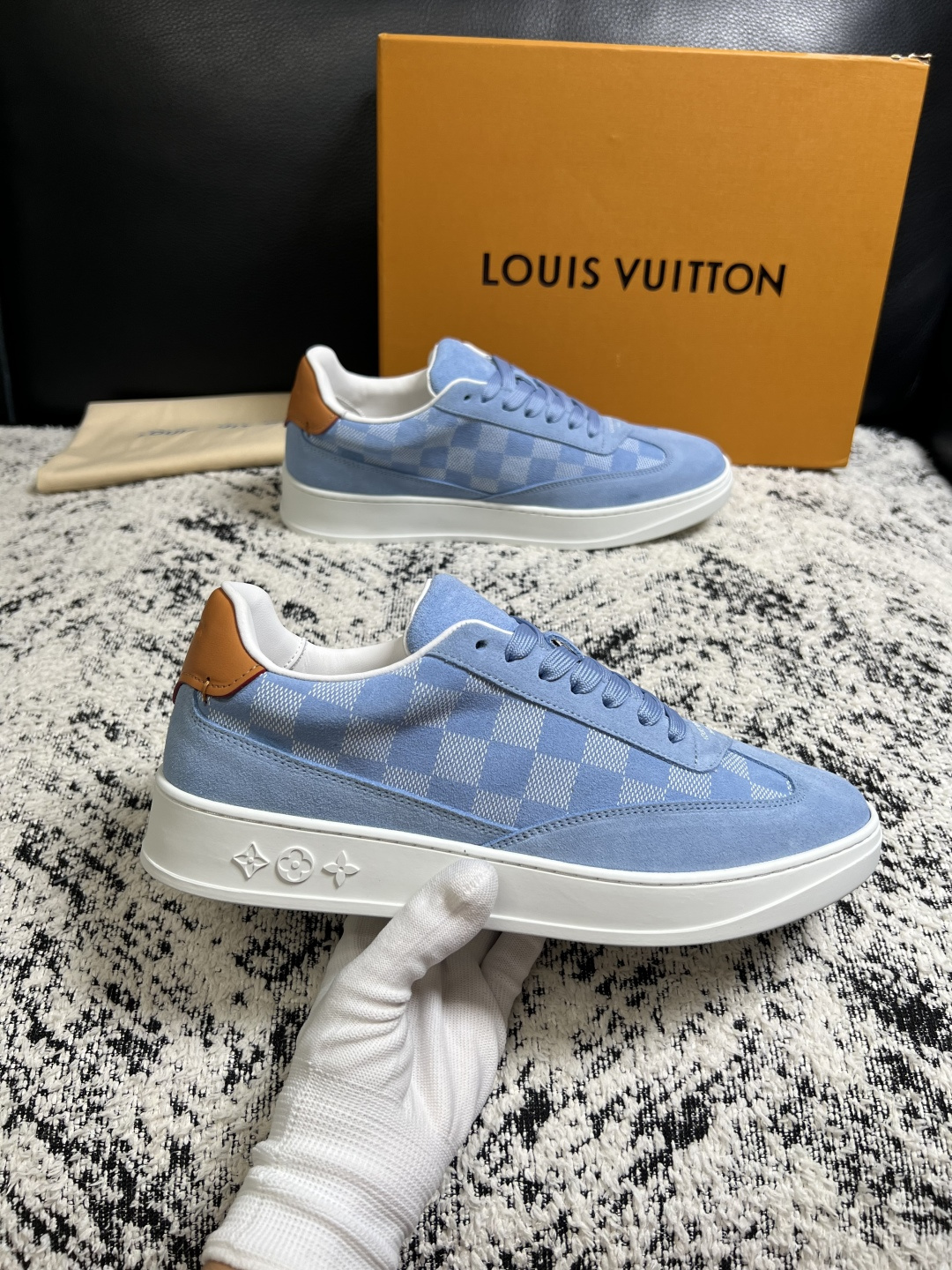 Lv  高品质  顶级工艺品  路易威登，专柜同步原厂配置，鞋面意大利进口，高品质拼接缤纷色彩复杂工艺品，进口牛皮里垫柔