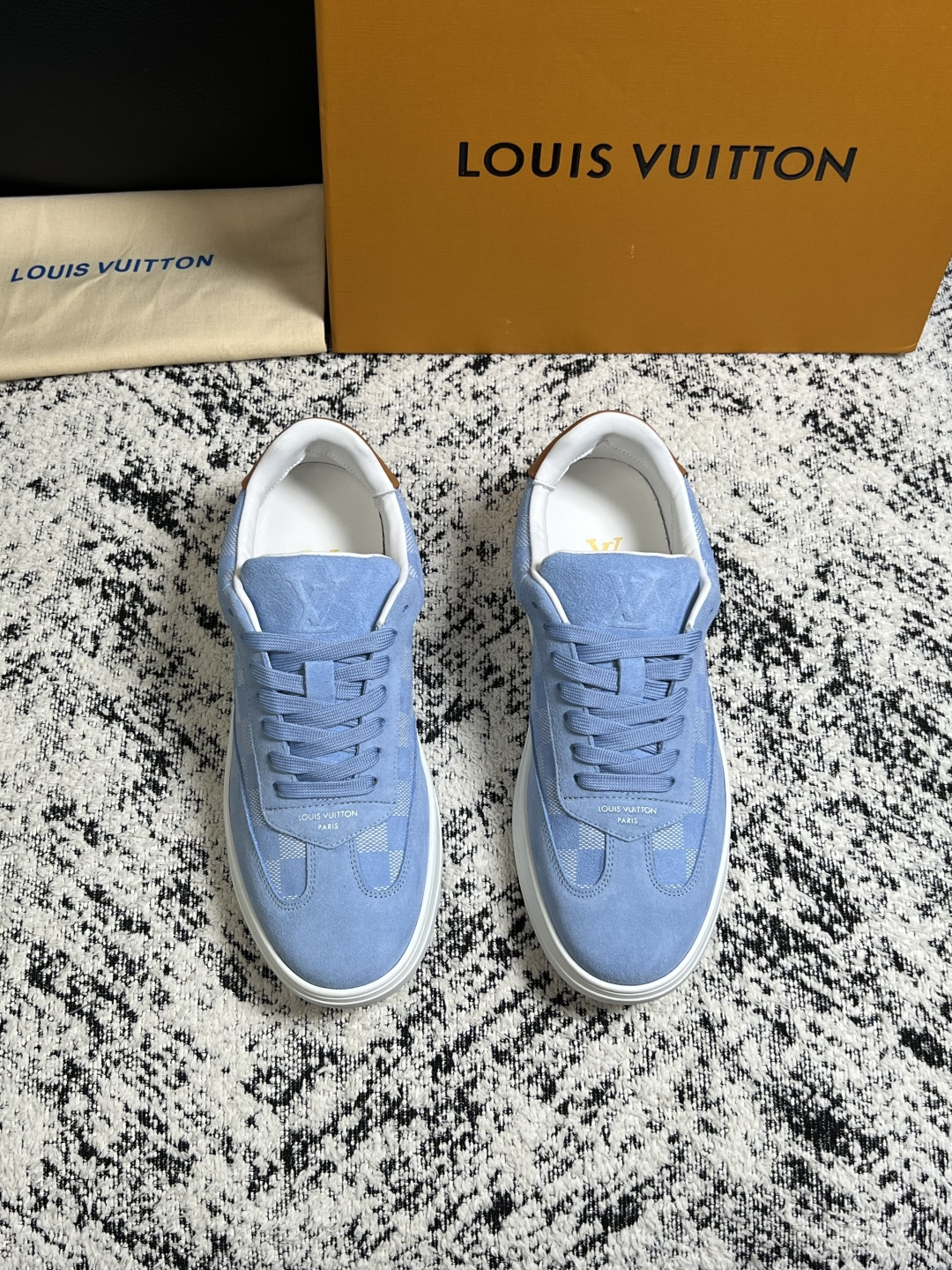 Lv  高品质  顶级工艺品  路易威登，专柜同步原厂配置，鞋面意大利进口，高品质拼接缤纷色彩复杂工艺品，进口牛皮里垫柔