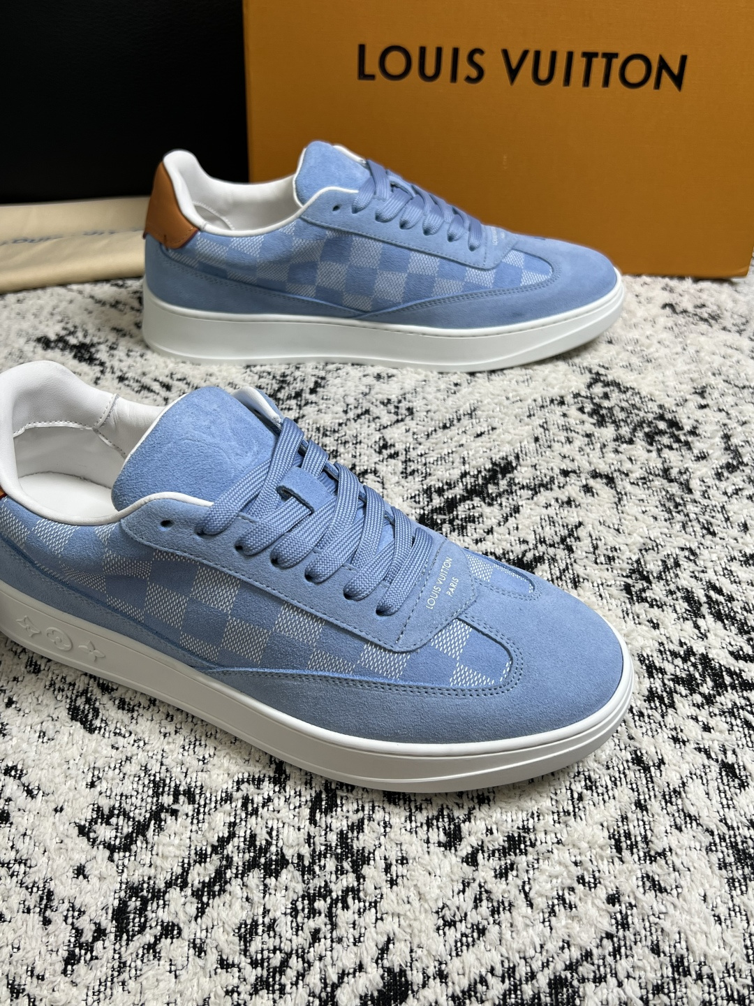 Lv  高品质  顶级工艺品  路易威登，专柜同步原厂配置，鞋面意大利进口，高品质拼接缤纷色彩复杂工艺品，进口牛皮里垫柔