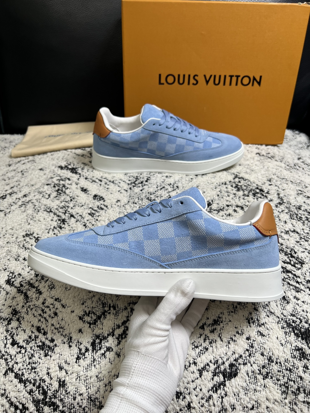 Lv  高品质  顶级工艺品  路易威登，专柜同步原厂配置，鞋面意大利进口，高品质拼接缤纷色彩复杂工艺品，进口牛皮里垫柔