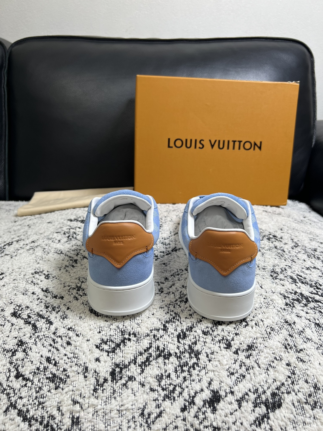 Lv  高品质  顶级工艺品  路易威登，专柜同步原厂配置，鞋面意大利进口，高品质拼接缤纷色彩复杂工艺品，进口牛皮里垫柔