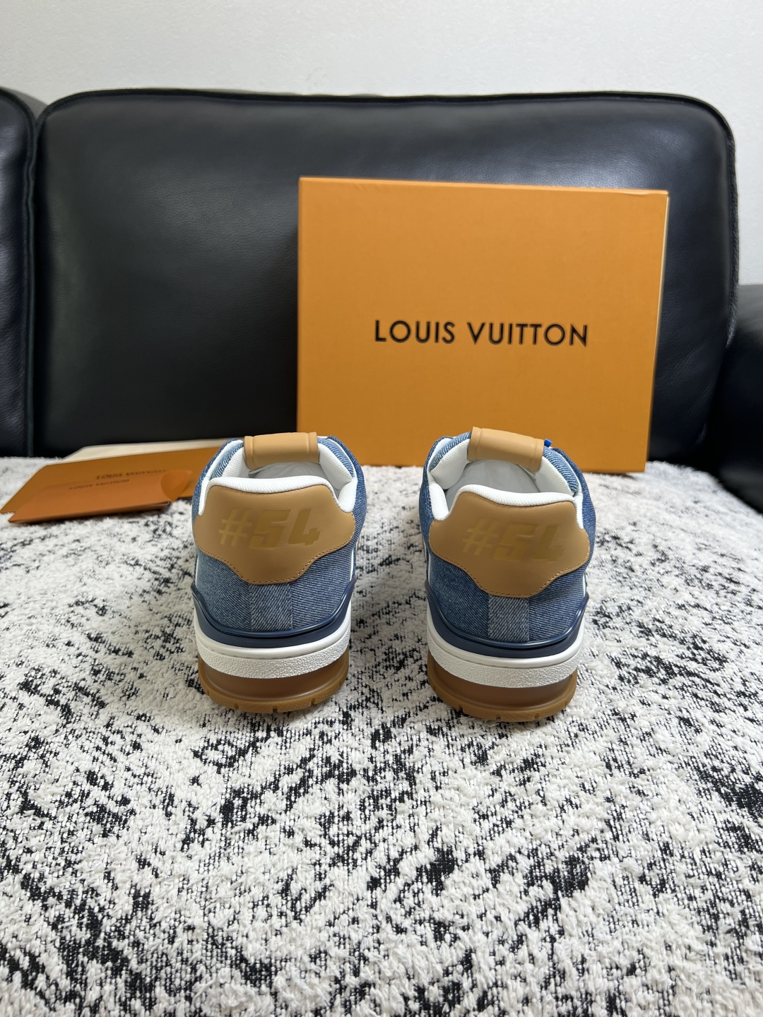 Lv  高品质  顶级工艺品  路易威登，专柜同步原厂配置，鞋面意大利进口，高品质拼接缤纷色彩复杂工艺品，进口牛皮里垫柔
