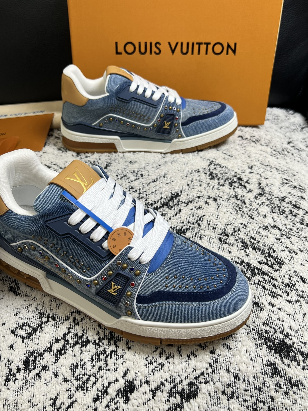 Lv  高品质  顶级工艺品  路易威登，专柜同步原厂配置，鞋面意大利进口，高品质拼接缤纷色彩复杂工艺品，进口牛皮里垫柔