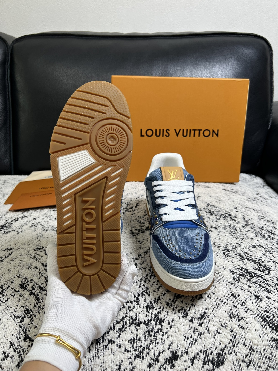 Lv  高品质  顶级工艺品  路易威登，专柜同步原厂配置，鞋面意大利进口，高品质拼接缤纷色彩复杂工艺品，进口牛皮里垫柔
