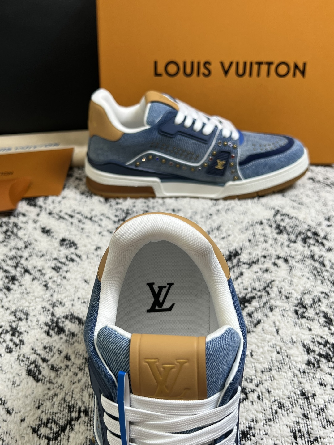 Lv  高品质  顶级工艺品  路易威登，专柜同步原厂配置，鞋面意大利进口，高品质拼接缤纷色彩复杂工艺品，进口牛皮里垫柔