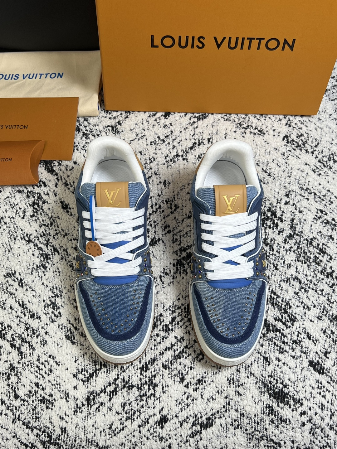 Lv  高品质  顶级工艺品  路易威登，专柜同步原厂配置，鞋面意大利进口，高品质拼接缤纷色彩复杂工艺品，进口牛皮里垫柔