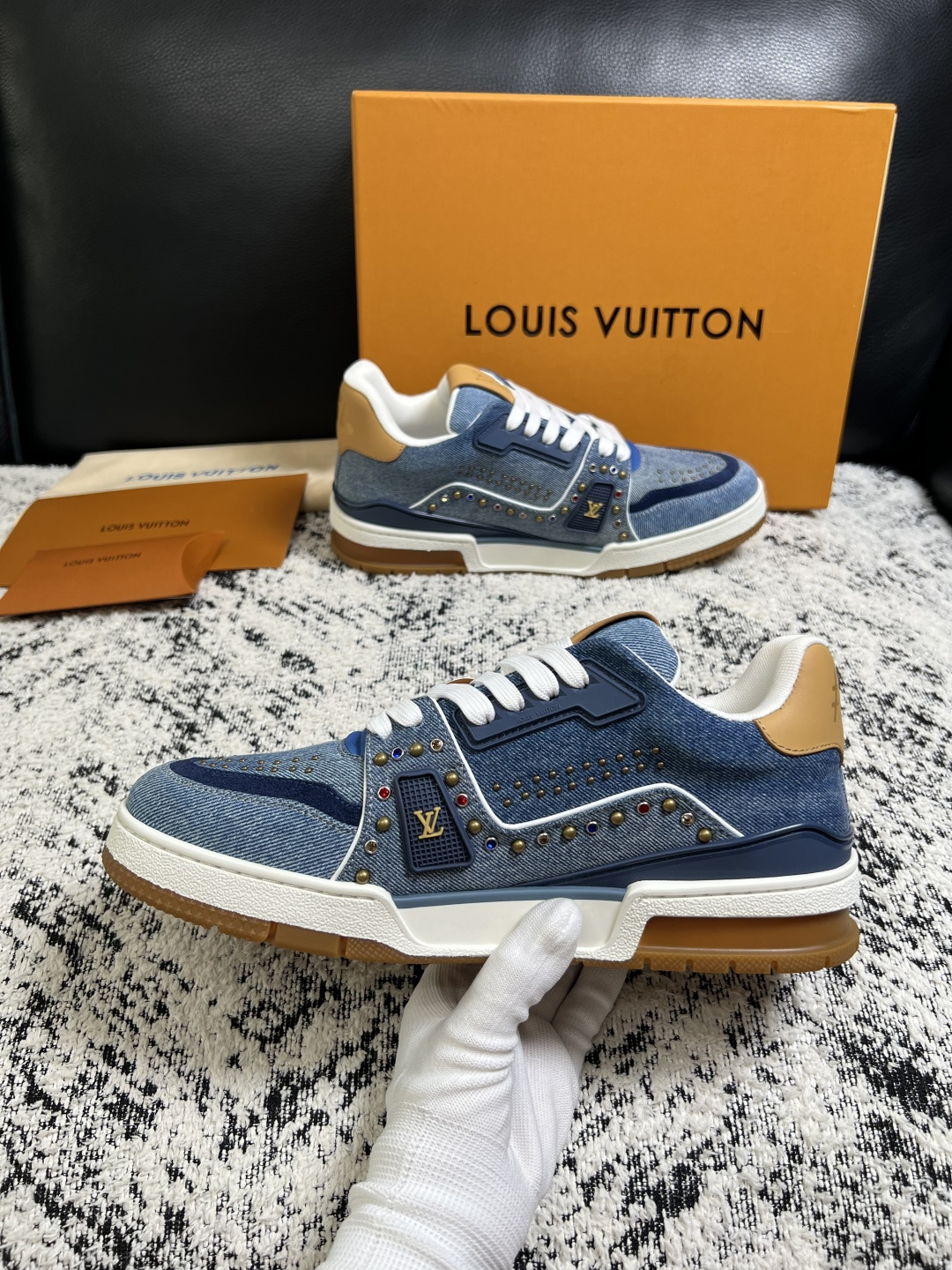 Lv  高品质  顶级工艺品  路易威登，专柜同步原厂配置，鞋面意大利进口，高品质拼接缤纷色彩复杂工艺品，进口牛皮里垫柔