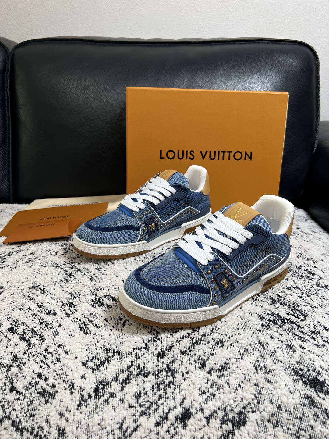 Lv  高品质  顶级工艺品  路易威登，专柜同步原厂配置，鞋面意大利进口，高品质拼接缤纷色彩复杂工艺品，进口牛皮里垫柔