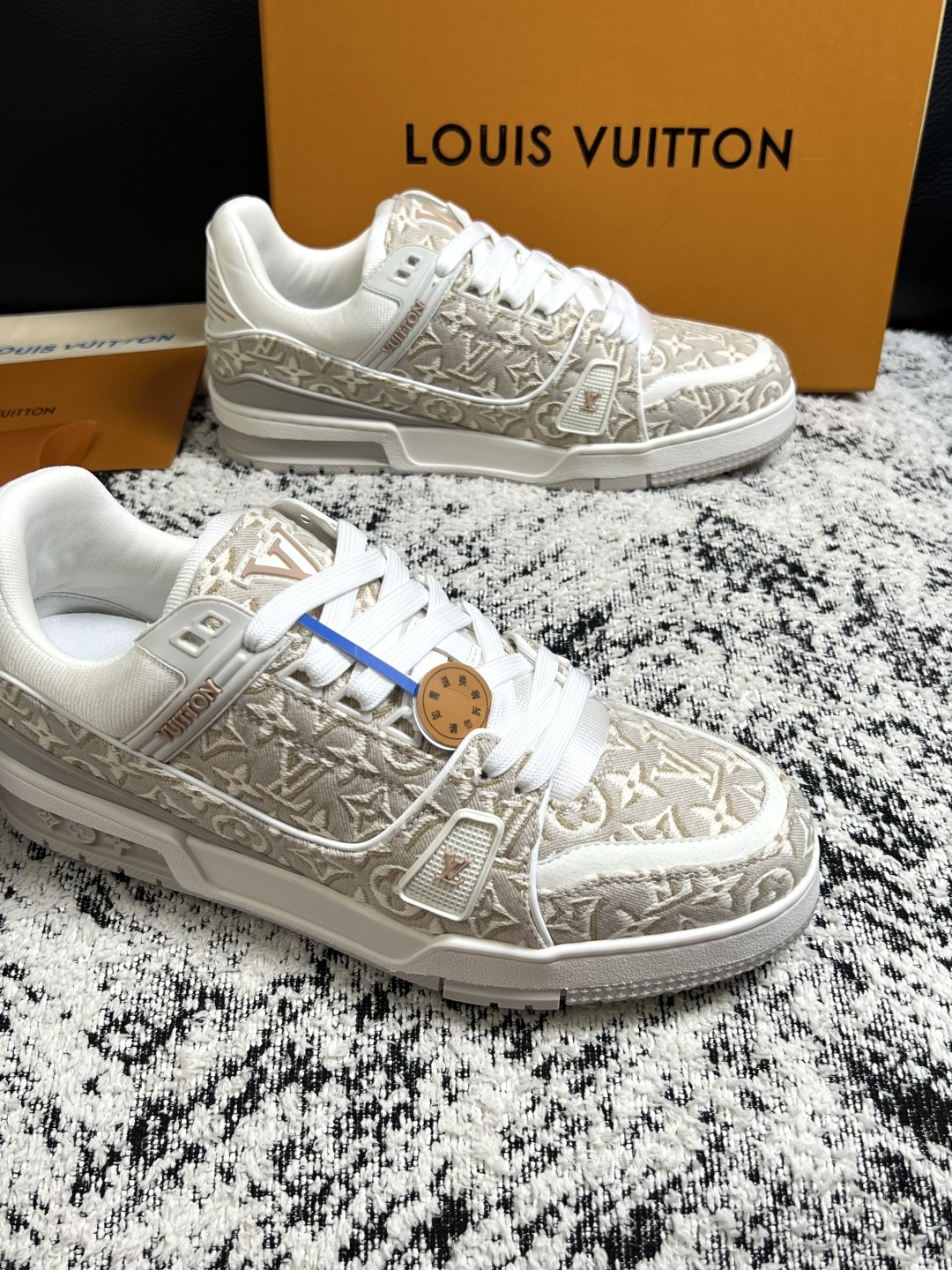 Lv  高品质  顶级工艺品  路易威登，专柜同步原厂配置，鞋面意大利进口，高品质拼接缤纷色彩复杂工艺品，进口牛皮里垫柔