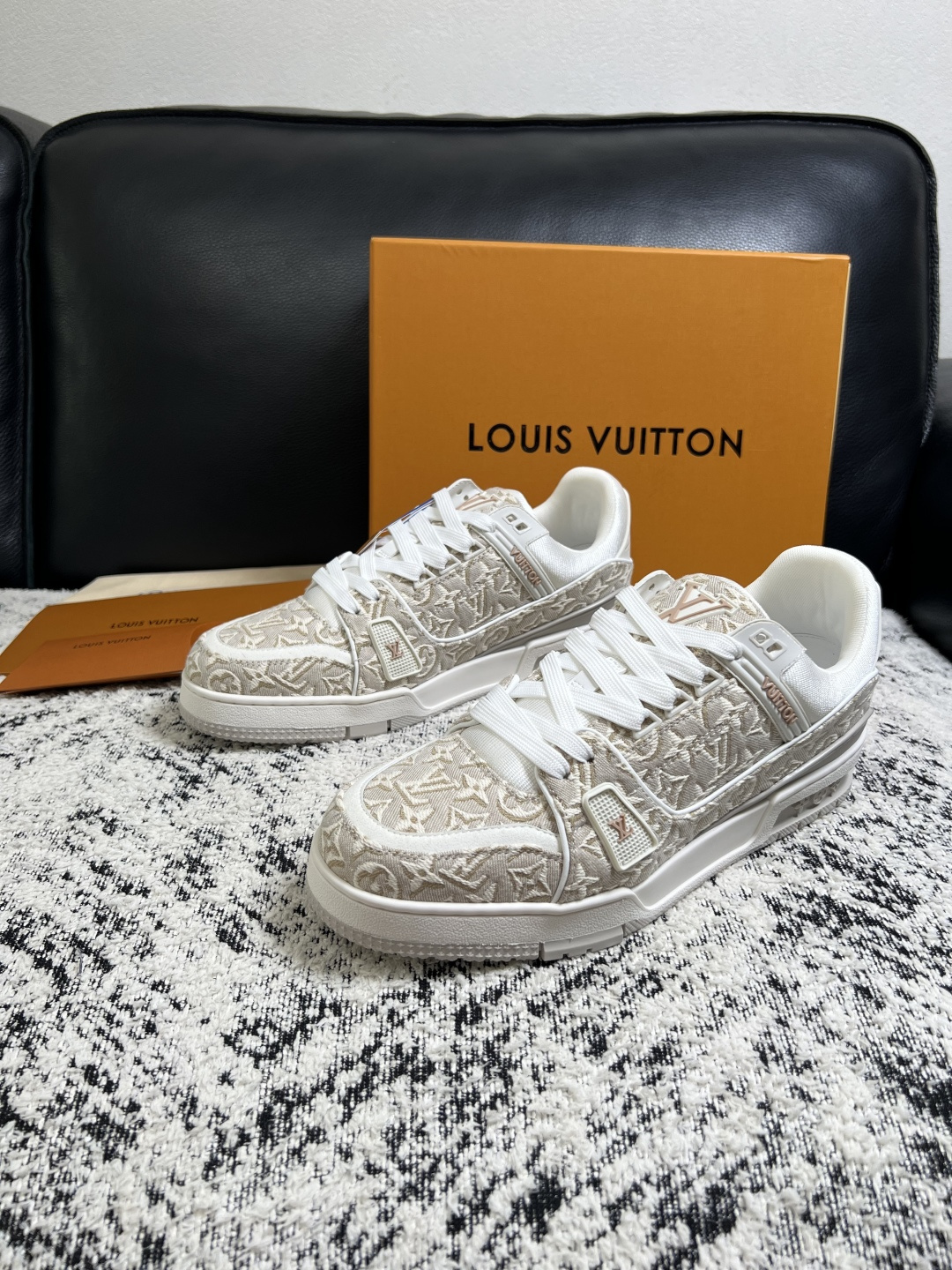 Lv  高品质  顶级工艺品  路易威登，专柜同步原厂配置，鞋面意大利进口，高品质拼接缤纷色彩复杂工艺品，进口牛皮里垫柔