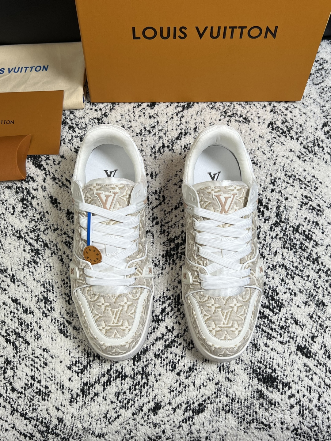 Lv  高品质  顶级工艺品  路易威登，专柜同步原厂配置，鞋面意大利进口，高品质拼接缤纷色彩复杂工艺品，进口牛皮里垫柔