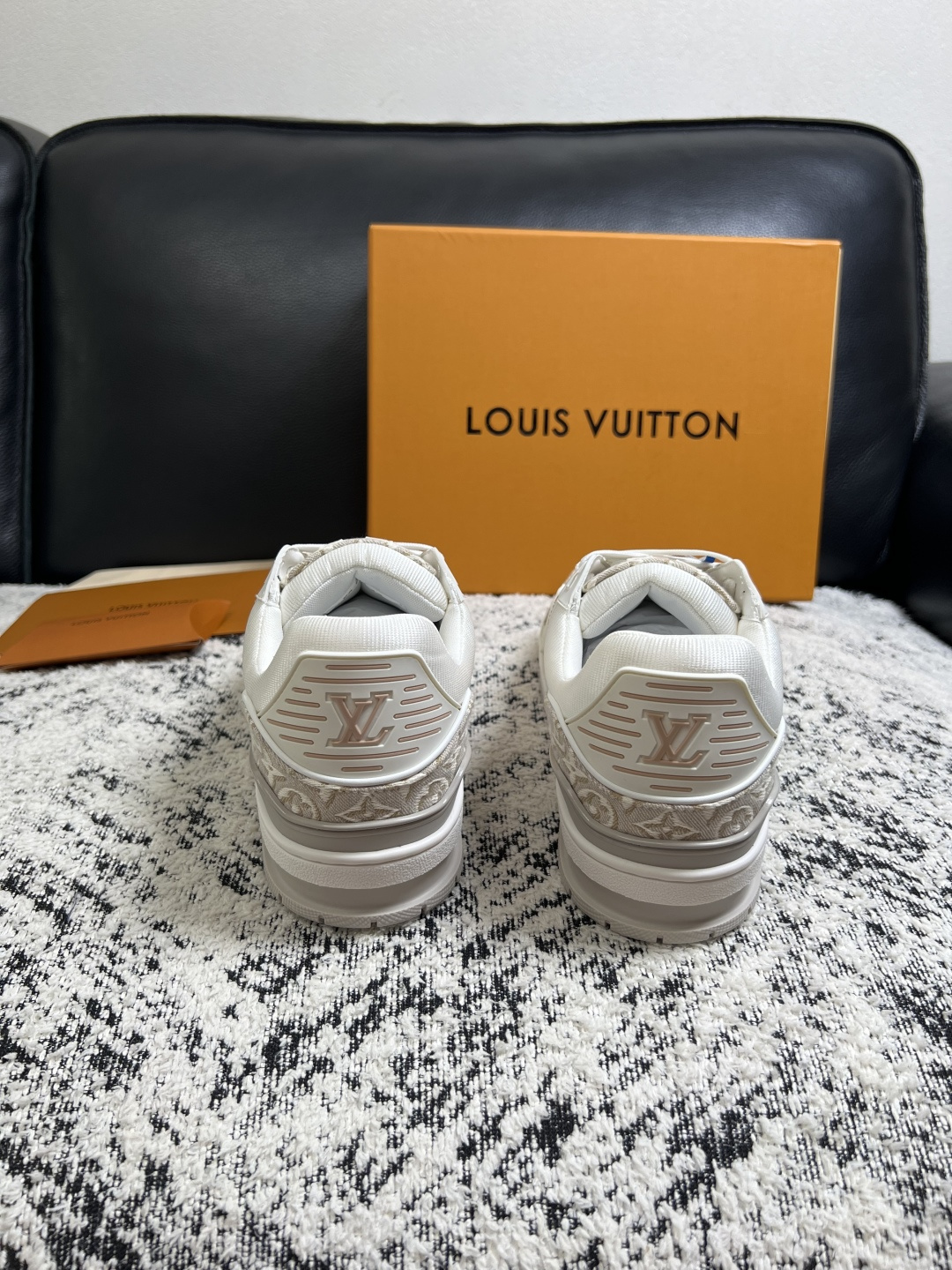Lv  高品质  顶级工艺品  路易威登，专柜同步原厂配置，鞋面意大利进口，高品质拼接缤纷色彩复杂工艺品，进口牛皮里垫柔