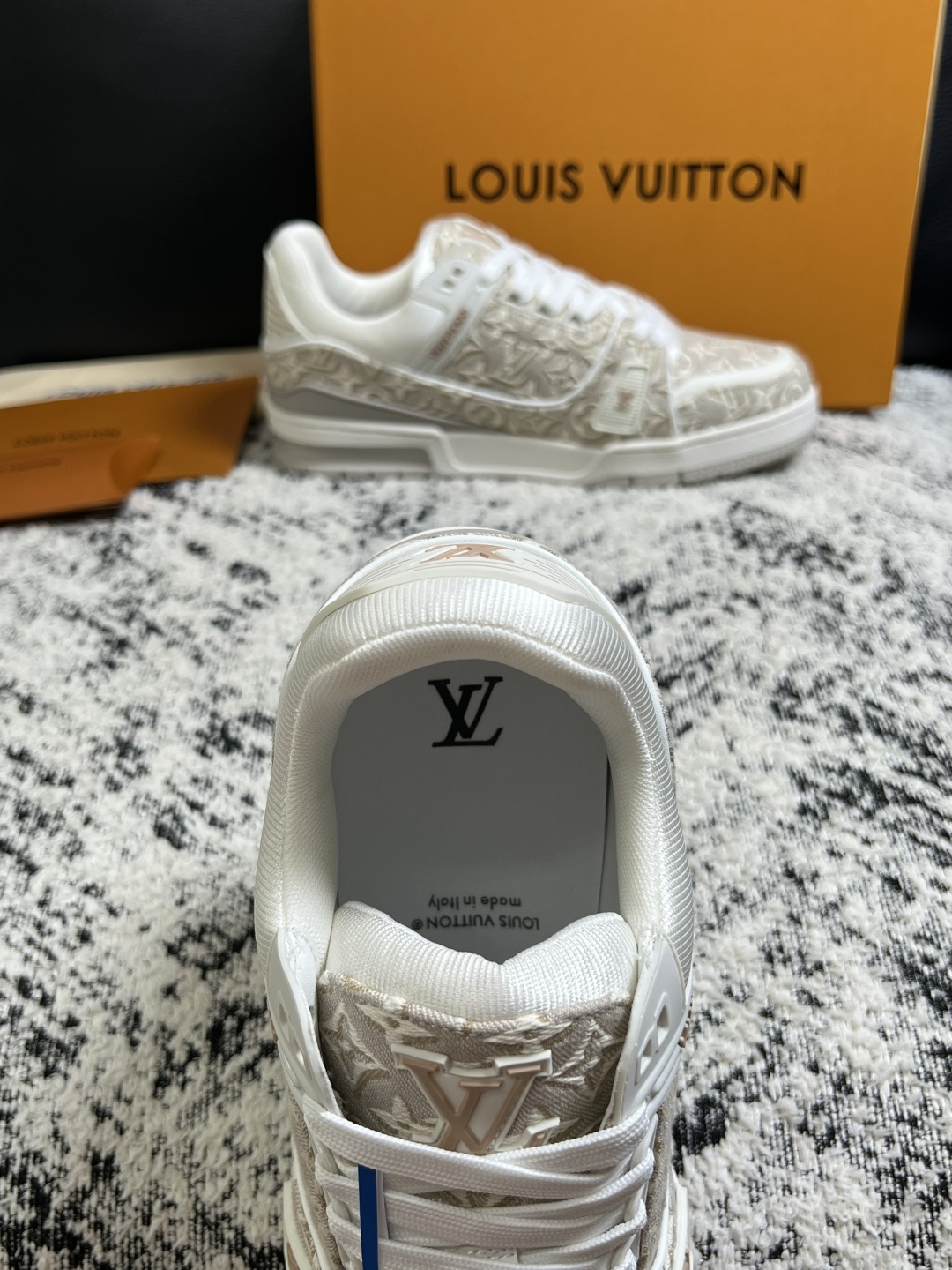 Lv  高品质  顶级工艺品  路易威登，专柜同步原厂配置，鞋面意大利进口，高品质拼接缤纷色彩复杂工艺品，进口牛皮里垫柔