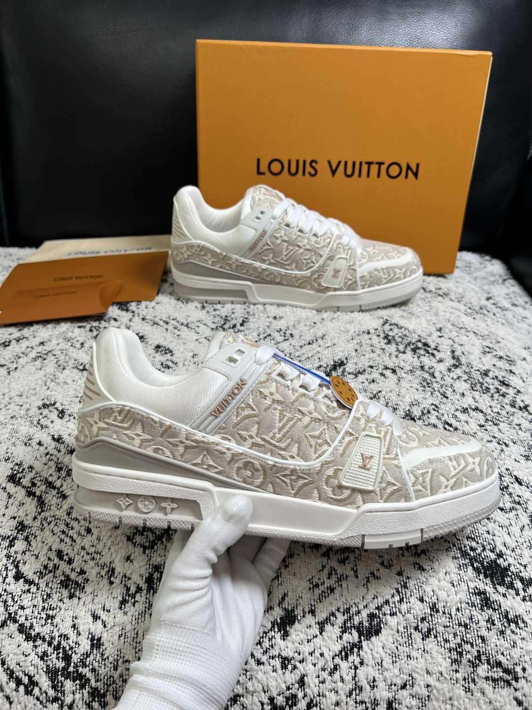 Lv  高品质  顶级工艺品  路易威登，专柜同步原厂配置，鞋面意大利进口，高品质拼接缤纷色彩复杂工艺品，进口牛皮里垫柔