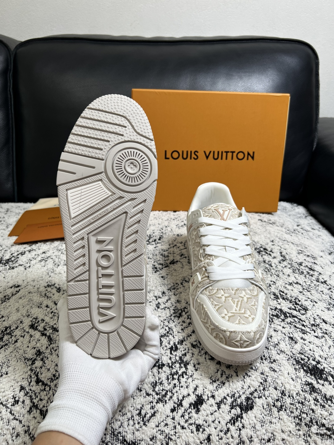 Lv  高品质  顶级工艺品  路易威登，专柜同步原厂配置，鞋面意大利进口，高品质拼接缤纷色彩复杂工艺品，进口牛皮里垫柔