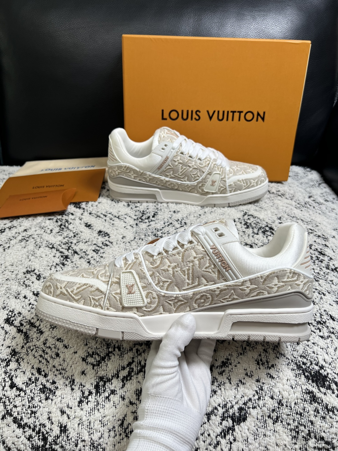Lv  高品质  顶级工艺品  路易威登，专柜同步原厂配置，鞋面意大利进口，高品质拼接缤纷色彩复杂工艺品，进口牛皮里垫柔