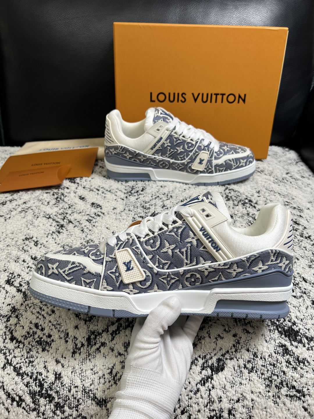 Lv  高品质  顶级工艺品  路易威登，专柜同步原厂配置，鞋面意大利进口，高品质拼接缤纷色彩复杂工艺品，进口牛皮里垫柔