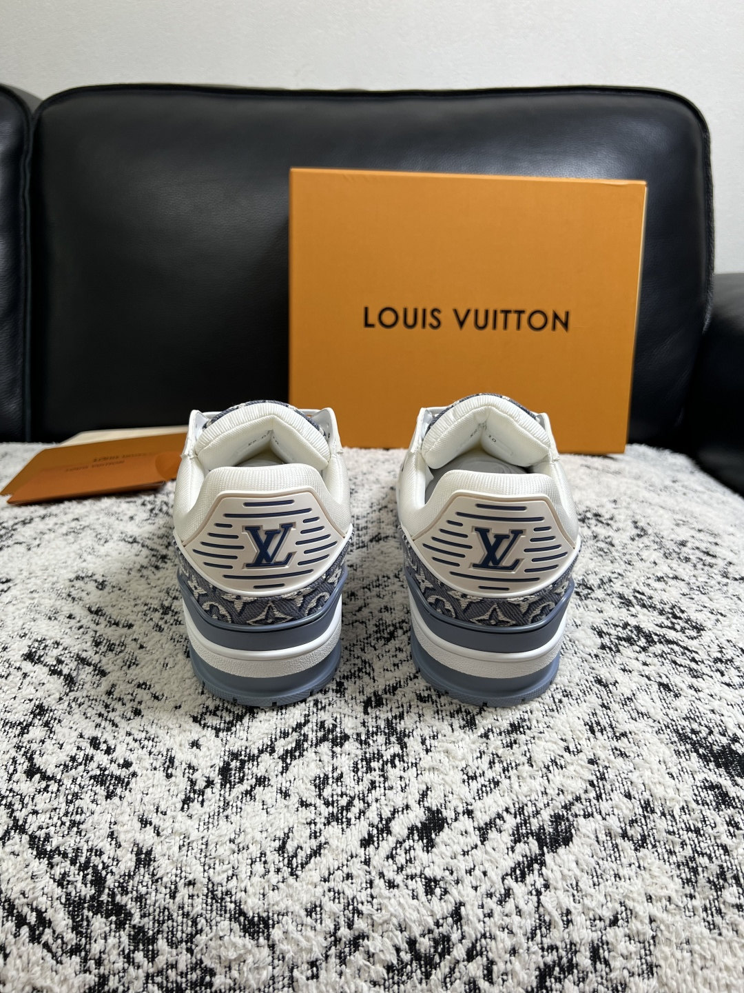Lv  高品质  顶级工艺品  路易威登，专柜同步原厂配置，鞋面意大利进口，高品质拼接缤纷色彩复杂工艺品，进口牛皮里垫柔