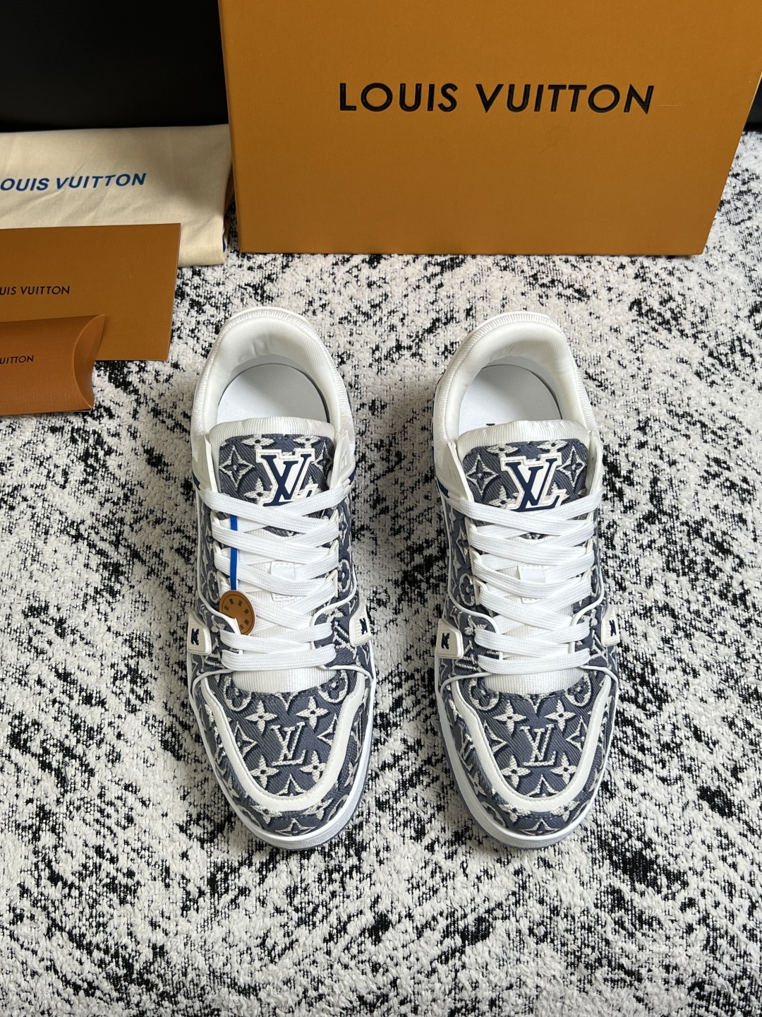 Lv  高品质  顶级工艺品  路易威登，专柜同步原厂配置，鞋面意大利进口，高品质拼接缤纷色彩复杂工艺品，进口牛皮里垫柔