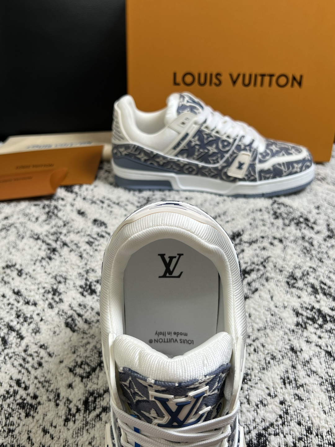 Lv  高品质  顶级工艺品  路易威登，专柜同步原厂配置，鞋面意大利进口，高品质拼接缤纷色彩复杂工艺品，进口牛皮里垫柔