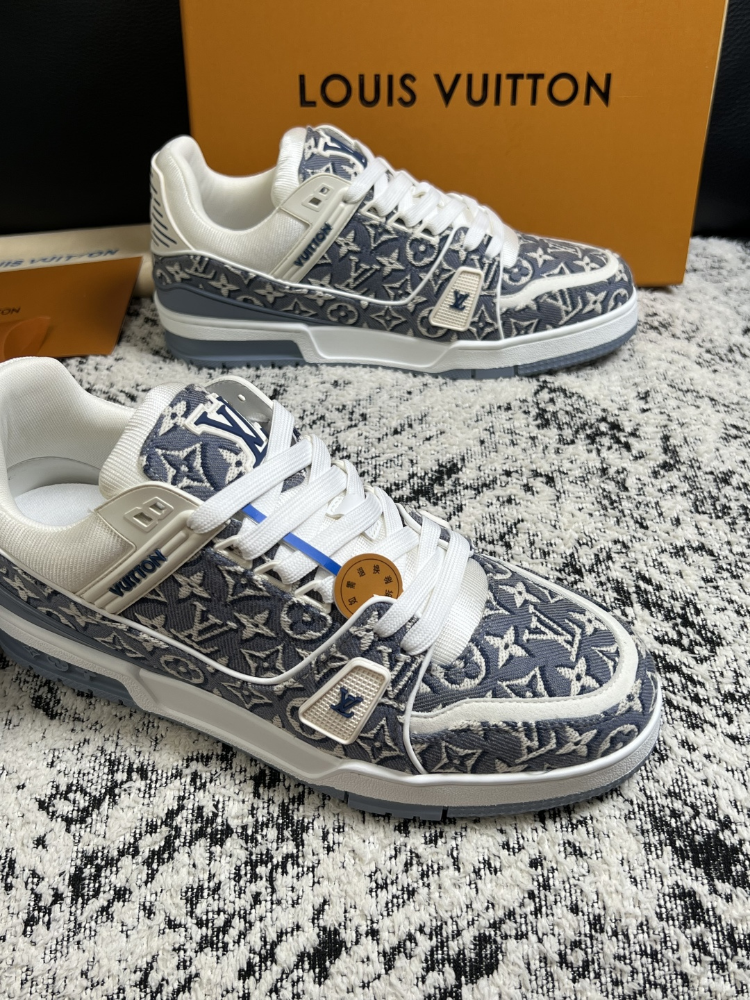Lv  高品质  顶级工艺品  路易威登，专柜同步原厂配置，鞋面意大利进口，高品质拼接缤纷色彩复杂工艺品，进口牛皮里垫柔