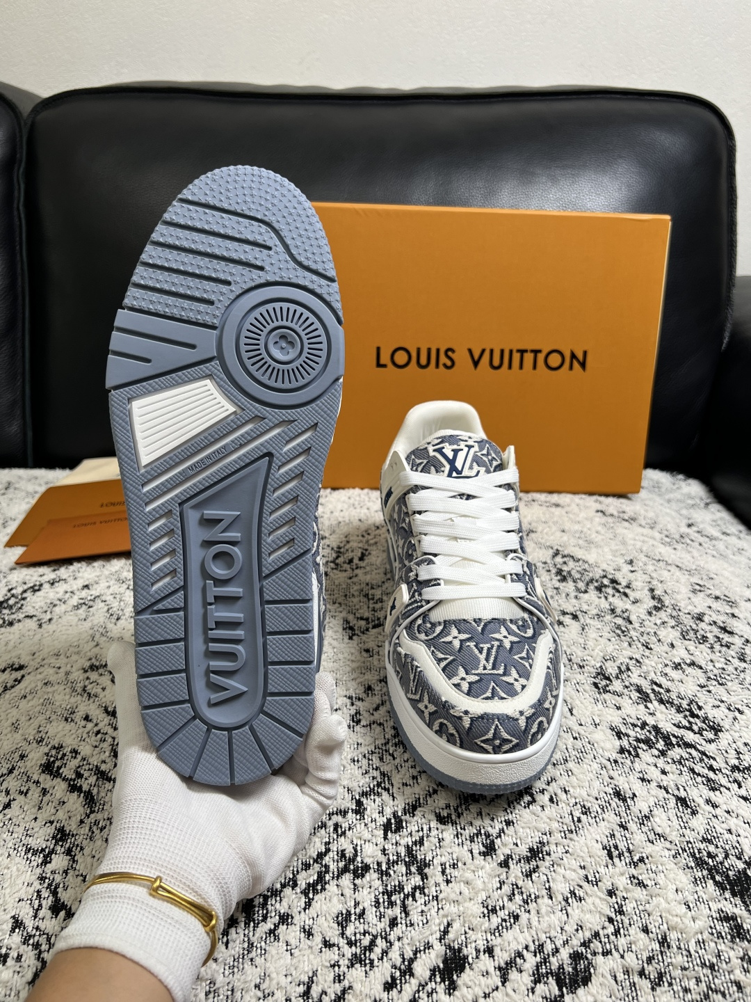 Lv  高品质  顶级工艺品  路易威登，专柜同步原厂配置，鞋面意大利进口，高品质拼接缤纷色彩复杂工艺品，进口牛皮里垫柔