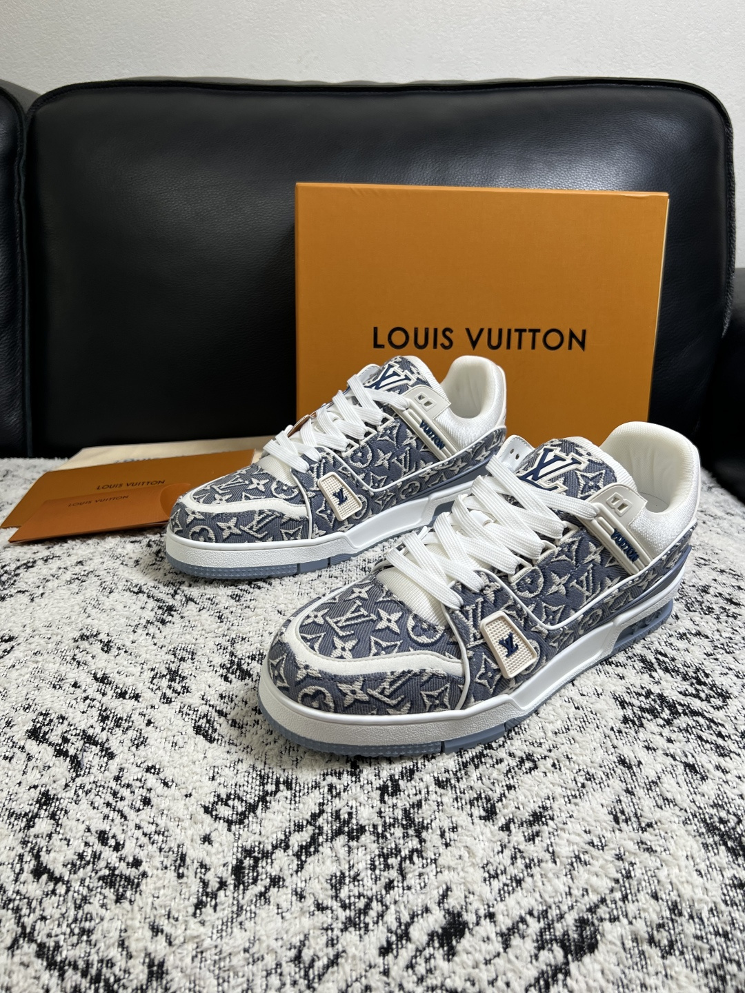 Lv  高品质  顶级工艺品  路易威登，专柜同步原厂配置，鞋面意大利进口，高品质拼接缤纷色彩复杂工艺品，进口牛皮里垫柔