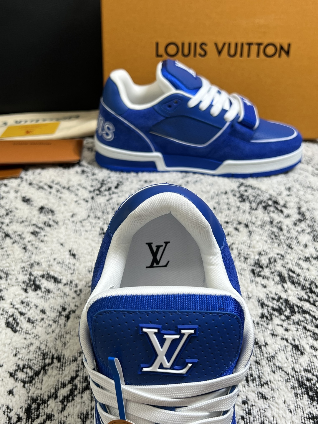 Lv  高品质  顶级工艺品  路易威登，专柜同步原厂配置，鞋面意大利进口，高品质拼接缤纷色彩复杂工艺品，进口牛皮里垫柔