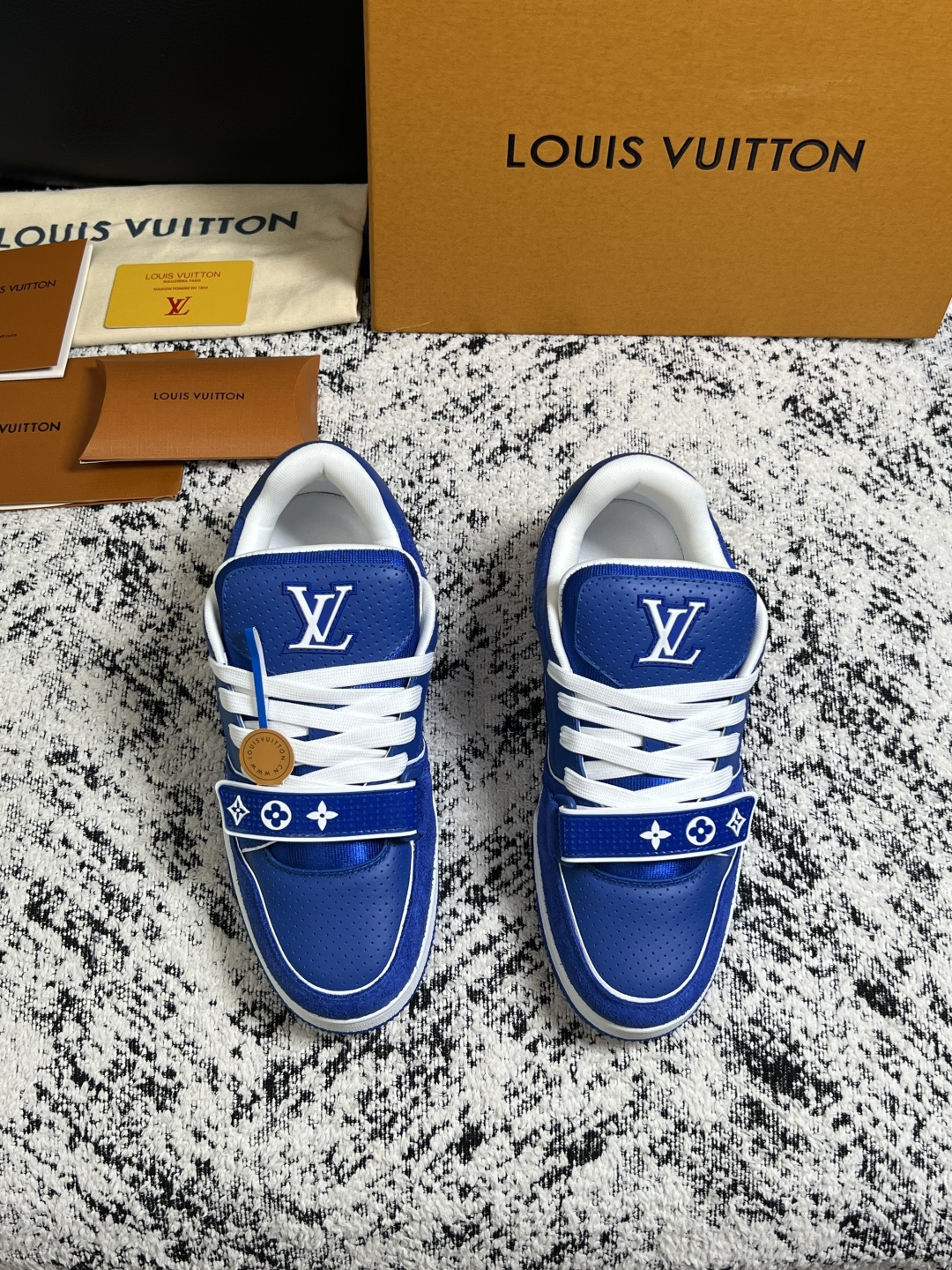Lv  高品质  顶级工艺品  路易威登，专柜同步原厂配置，鞋面意大利进口，高品质拼接缤纷色彩复杂工艺品，进口牛皮里垫柔