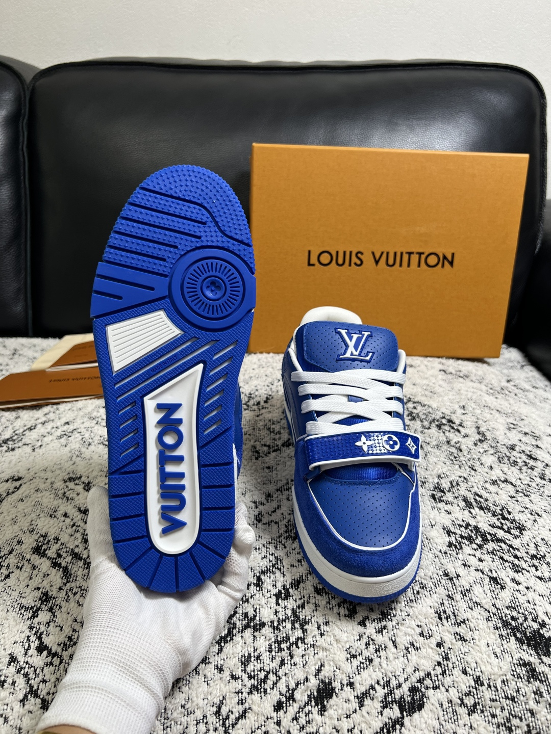 Lv  高品质  顶级工艺品  路易威登，专柜同步原厂配置，鞋面意大利进口，高品质拼接缤纷色彩复杂工艺品，进口牛皮里垫柔