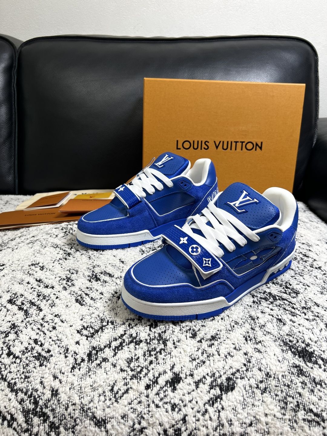 Lv  高品质  顶级工艺品  路易威登，专柜同步原厂配置，鞋面意大利进口，高品质拼接缤纷色彩复杂工艺品，进口牛皮里垫柔