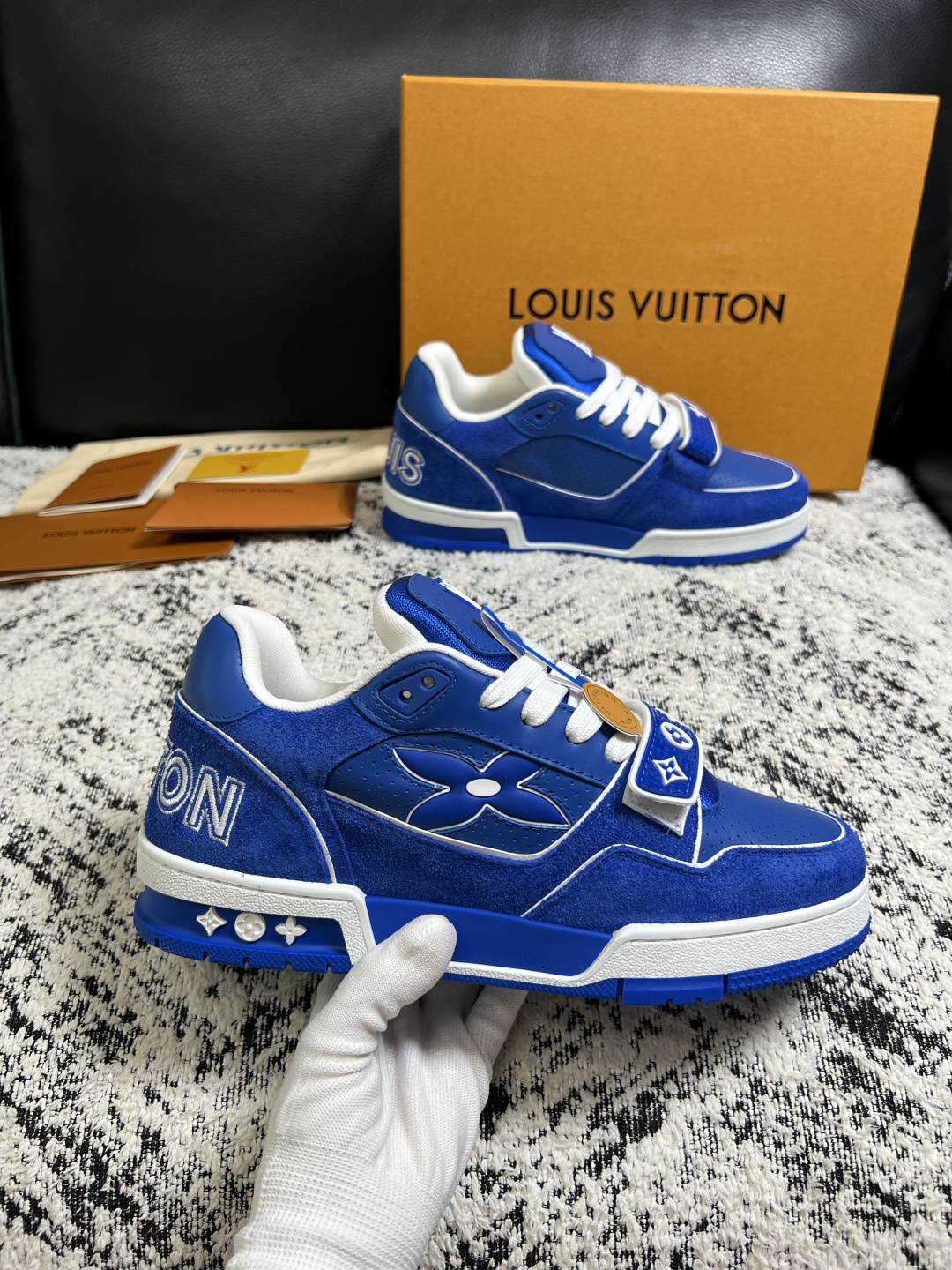Lv  高品质  顶级工艺品  路易威登，专柜同步原厂配置，鞋面意大利进口，高品质拼接缤纷色彩复杂工艺品，进口牛皮里垫柔