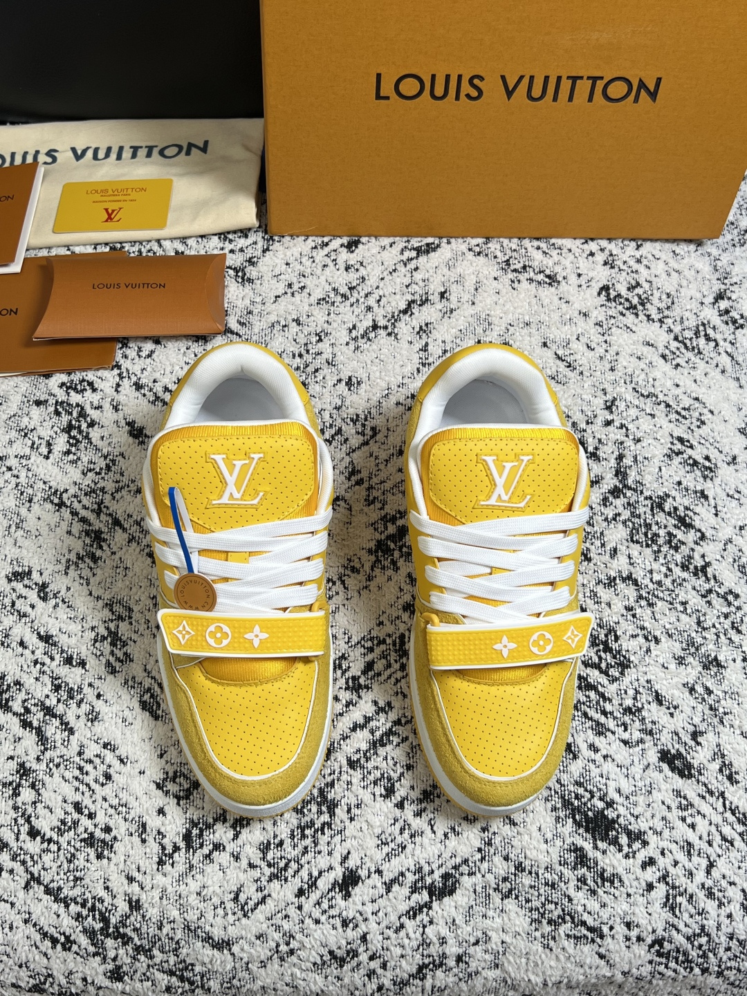 Lv  高品质  顶级工艺品  路易威登，专柜同步原厂配置，鞋面意大利进口，高品质拼接缤纷色彩复杂工艺品，进口牛皮里垫柔