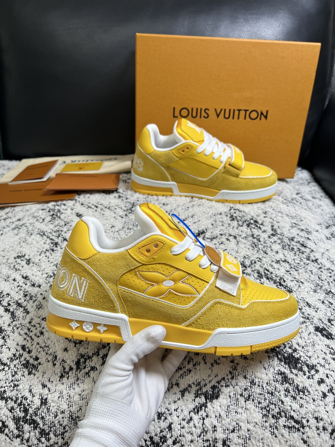 Lv  高品质  顶级工艺品  路易威登，专柜同步原厂配置，鞋面意大利进口，高品质拼接缤纷色彩复杂工艺品，进口牛皮里垫柔