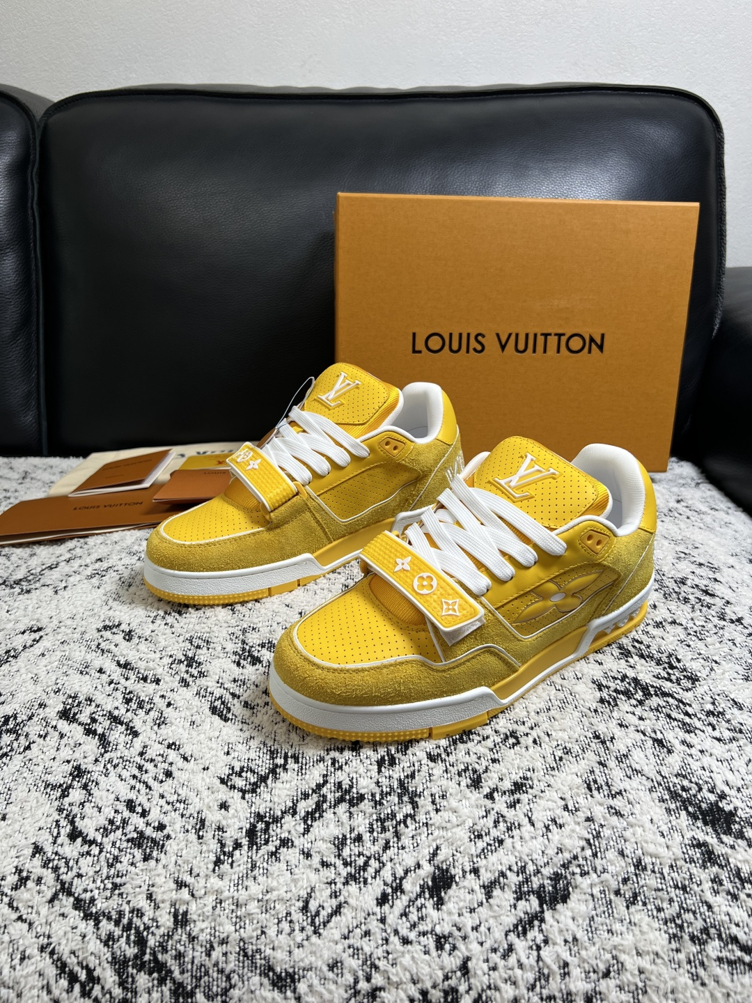 Lv  高品质  顶级工艺品  路易威登，专柜同步原厂配置，鞋面意大利进口，高品质拼接缤纷色彩复杂工艺品，进口牛皮里垫柔