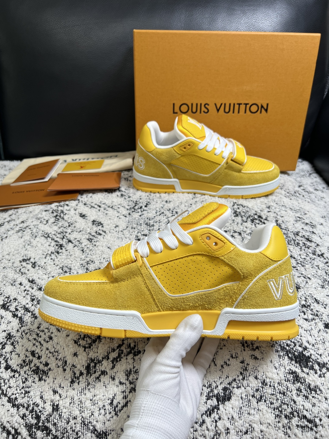 Lv  高品质  顶级工艺品  路易威登，专柜同步原厂配置，鞋面意大利进口，高品质拼接缤纷色彩复杂工艺品，进口牛皮里垫柔