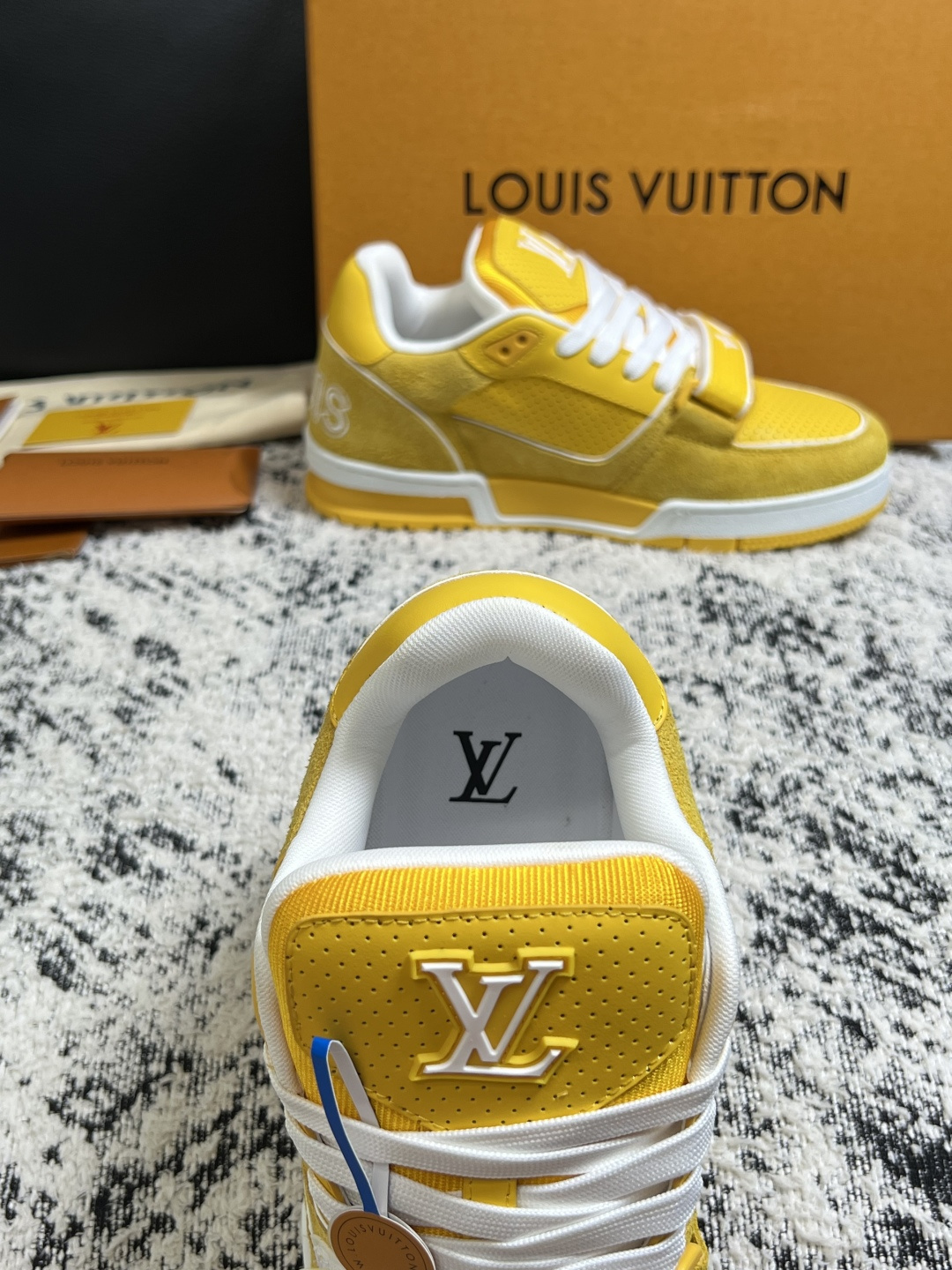 Lv  高品质  顶级工艺品  路易威登，专柜同步原厂配置，鞋面意大利进口，高品质拼接缤纷色彩复杂工艺品，进口牛皮里垫柔