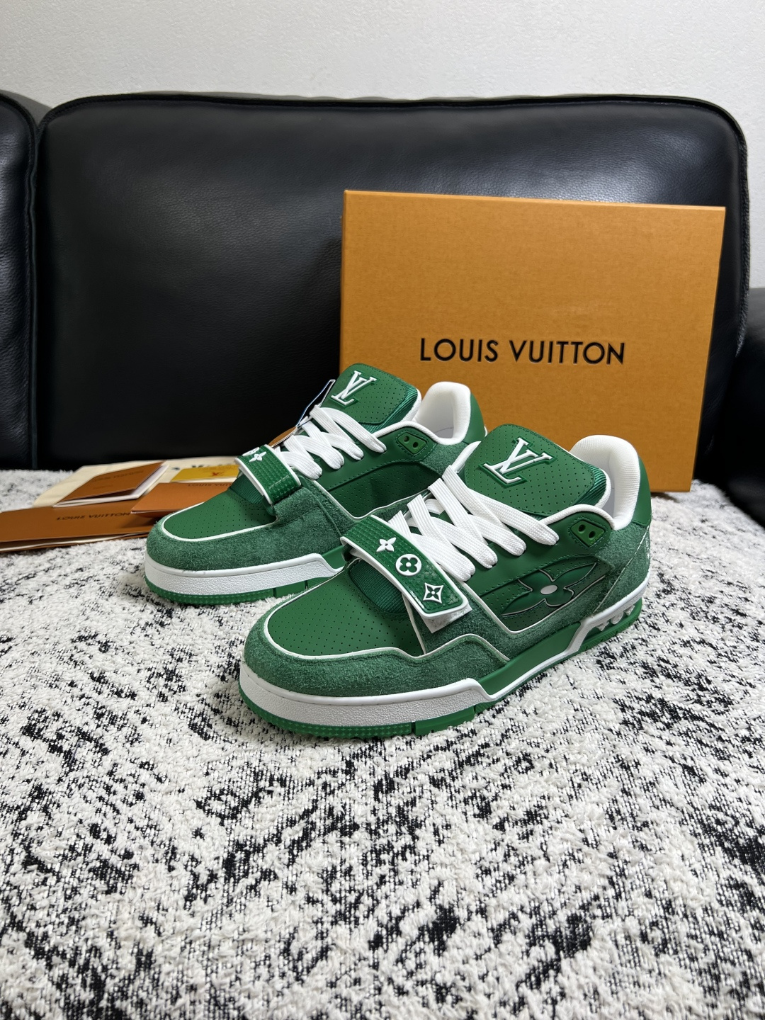 Lv  高品质  顶级工艺品  路易威登，专柜同步原厂配置，鞋面意大利进口，高品质拼接缤纷色彩复杂工艺品，进口牛皮里垫柔