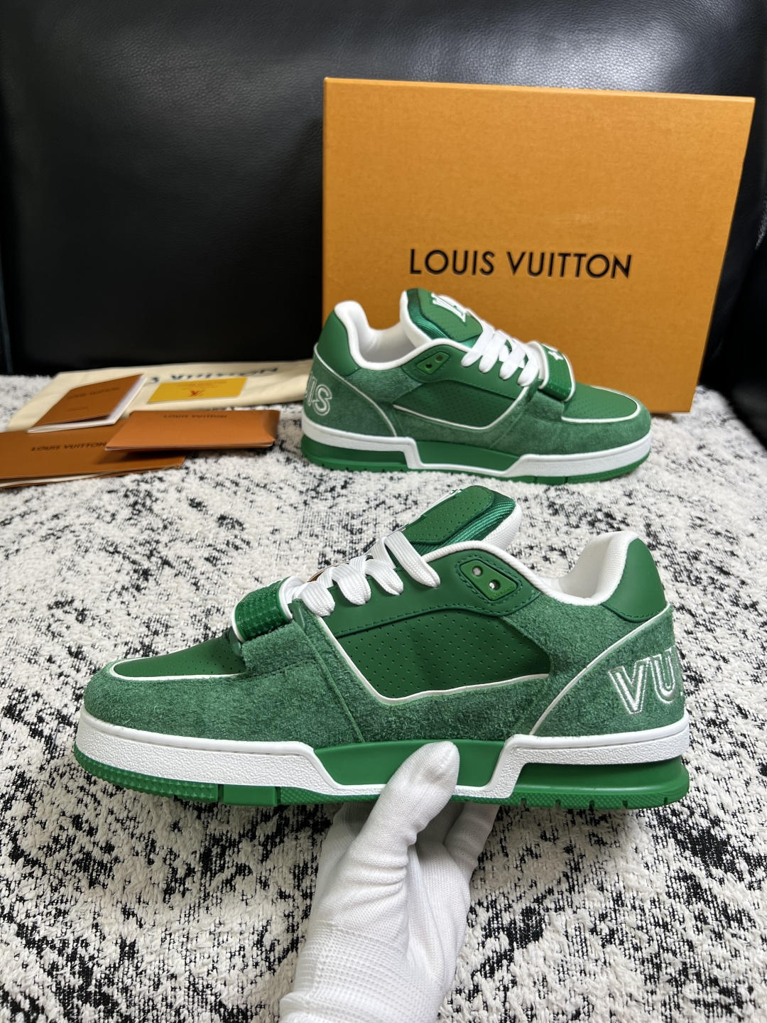 Lv  高品质  顶级工艺品  路易威登，专柜同步原厂配置，鞋面意大利进口，高品质拼接缤纷色彩复杂工艺品，进口牛皮里垫柔