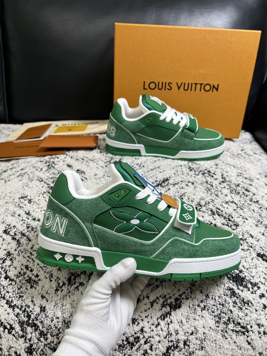 Lv  高品质  顶级工艺品  路易威登，专柜同步原厂配置，鞋面意大利进口，高品质拼接缤纷色彩复杂工艺品，进口牛皮里垫柔