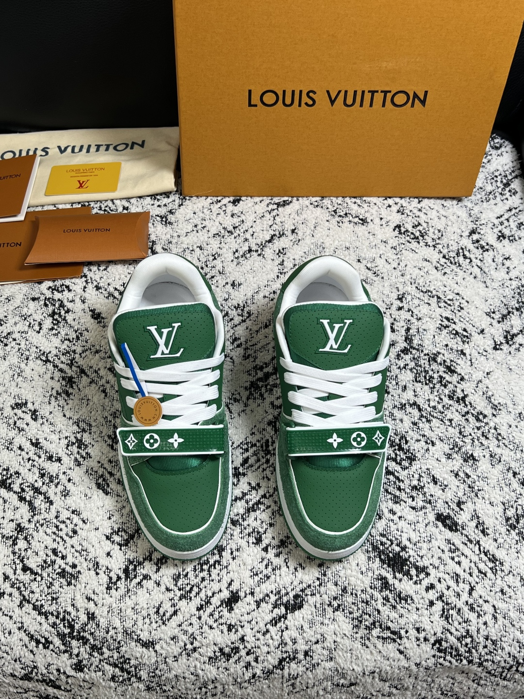 Lv  高品质  顶级工艺品  路易威登，专柜同步原厂配置，鞋面意大利进口，高品质拼接缤纷色彩复杂工艺品，进口牛皮里垫柔