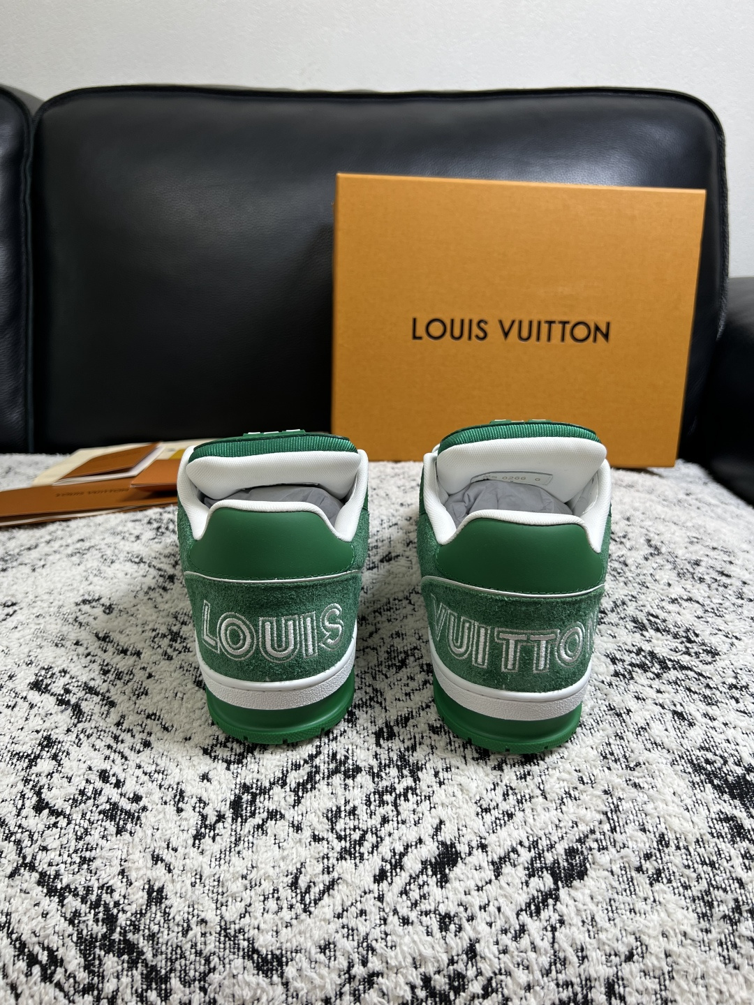 Lv  高品质  顶级工艺品  路易威登，专柜同步原厂配置，鞋面意大利进口，高品质拼接缤纷色彩复杂工艺品，进口牛皮里垫柔