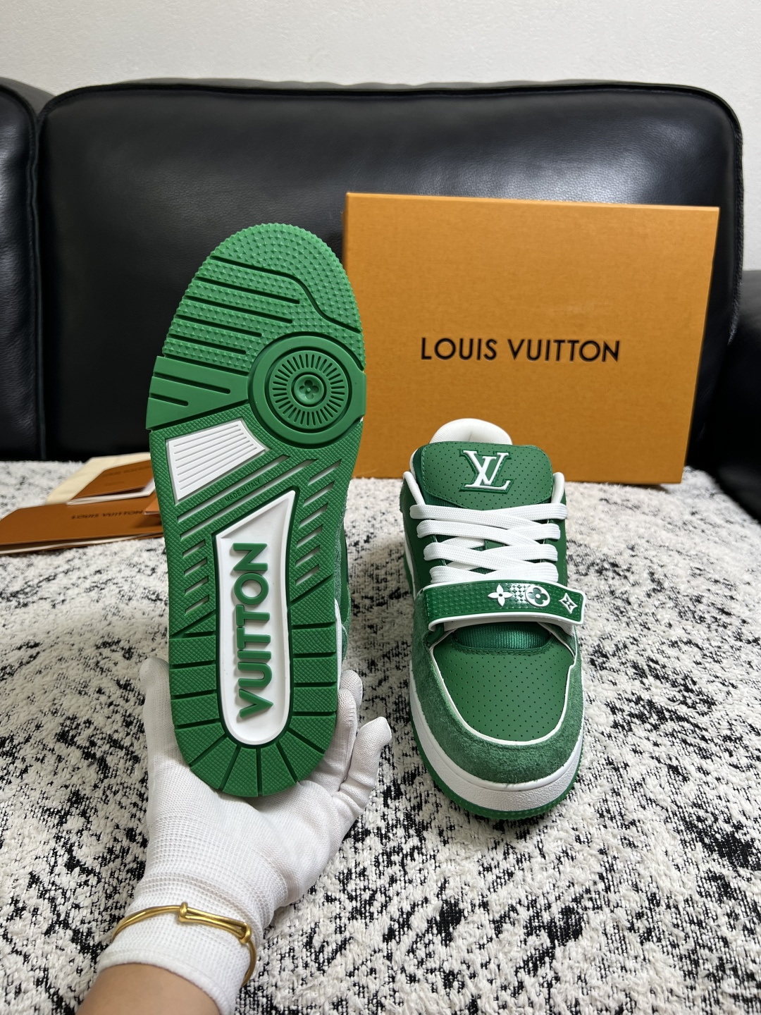 Lv  高品质  顶级工艺品  路易威登，专柜同步原厂配置，鞋面意大利进口，高品质拼接缤纷色彩复杂工艺品，进口牛皮里垫柔